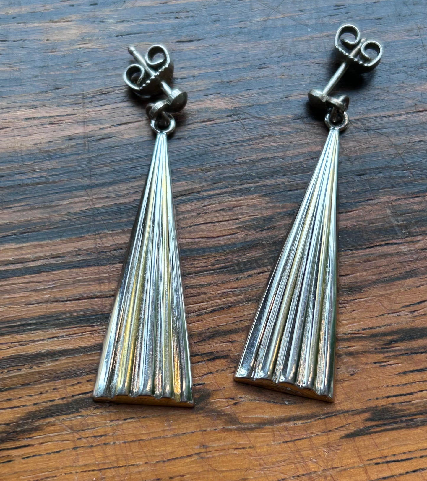 Dangling earrings with stripe pattern