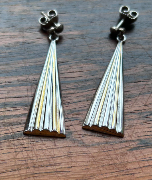 Dangling earrings with stripe pattern