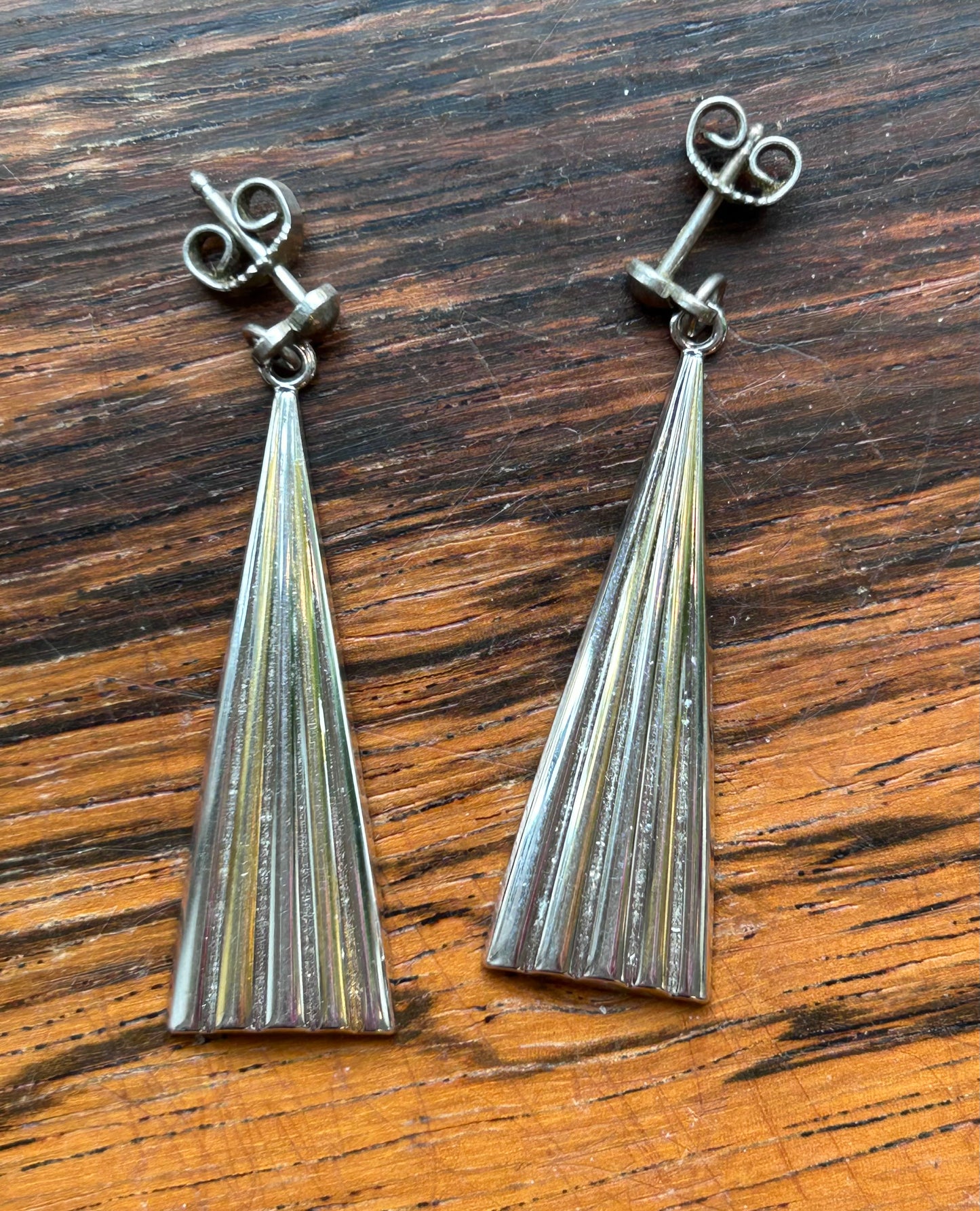 Dangling earrings with stripe pattern