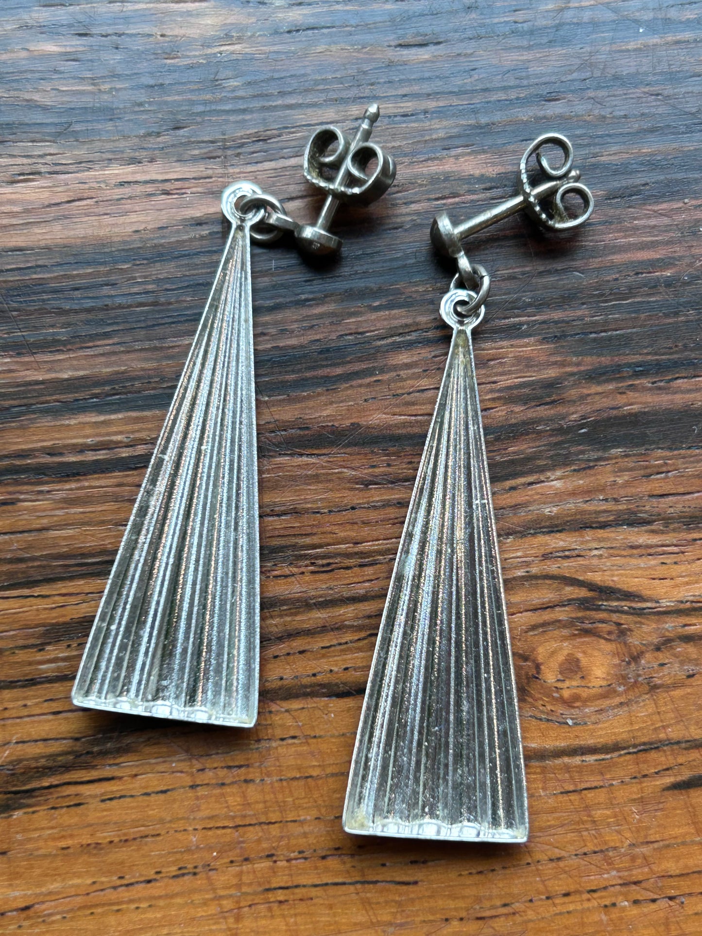 Dangling earrings with stripe pattern