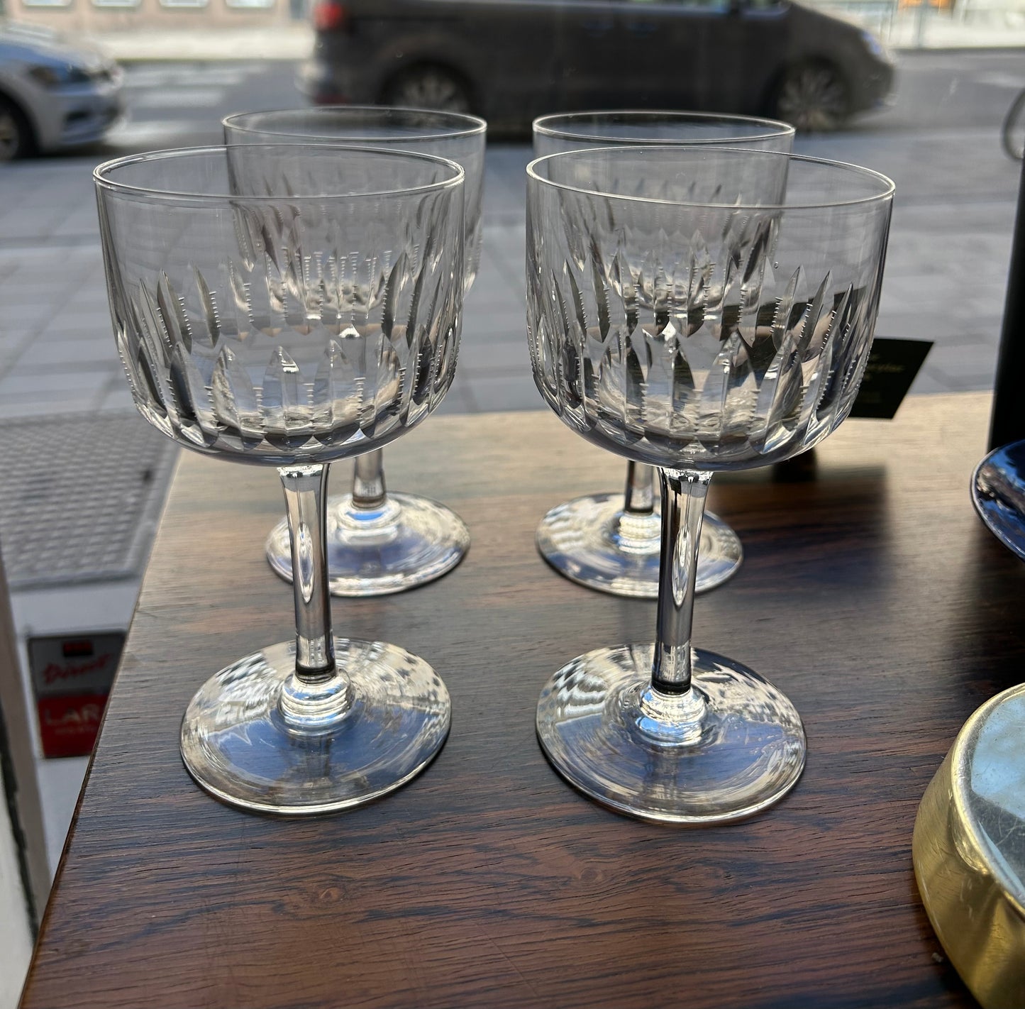 Wine glass with olive grinding