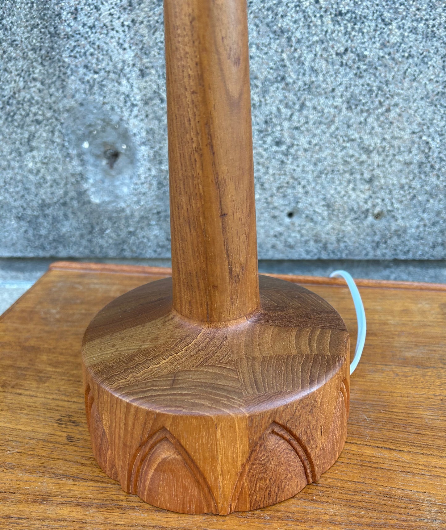 Bordslampa i Teak