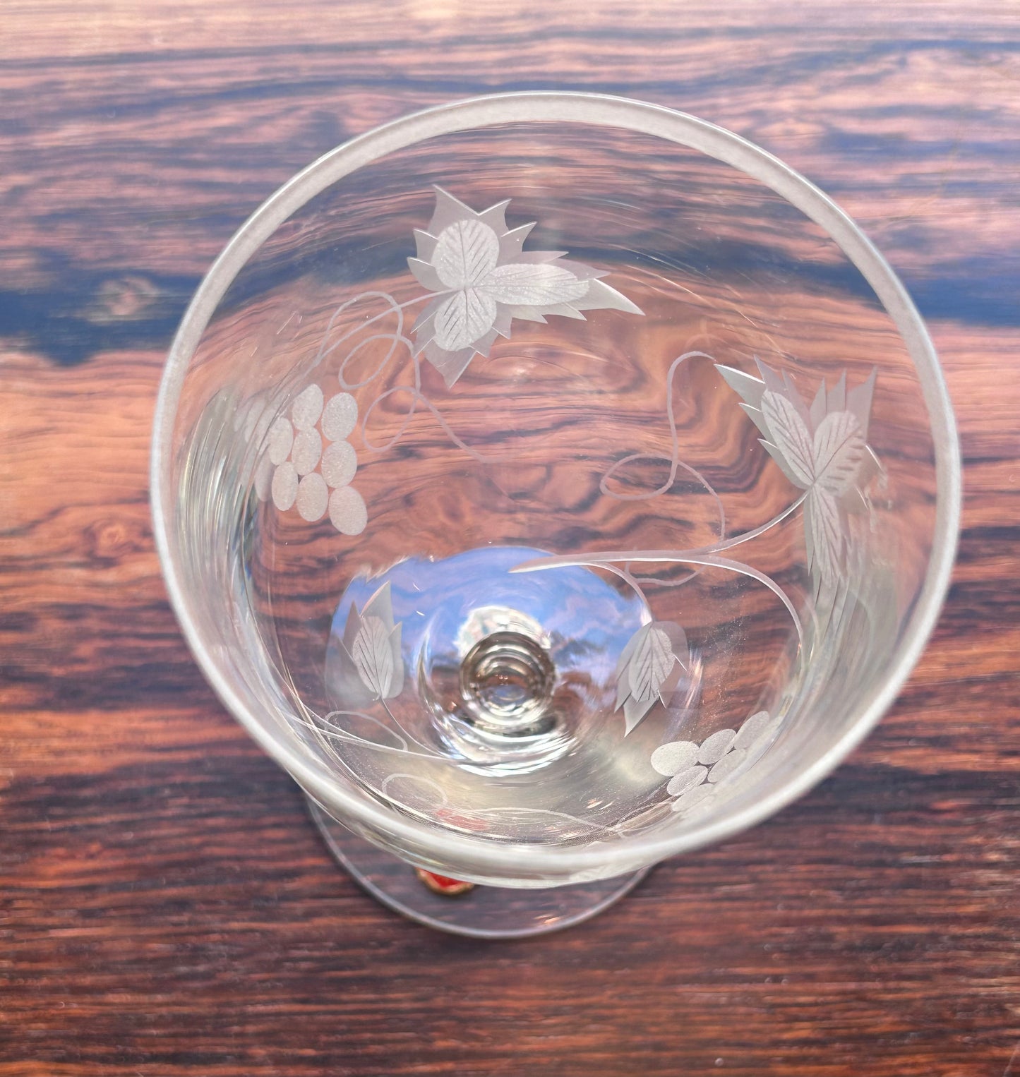 Vinglas med etsad dekor av vinrankor - BG Glassliperi