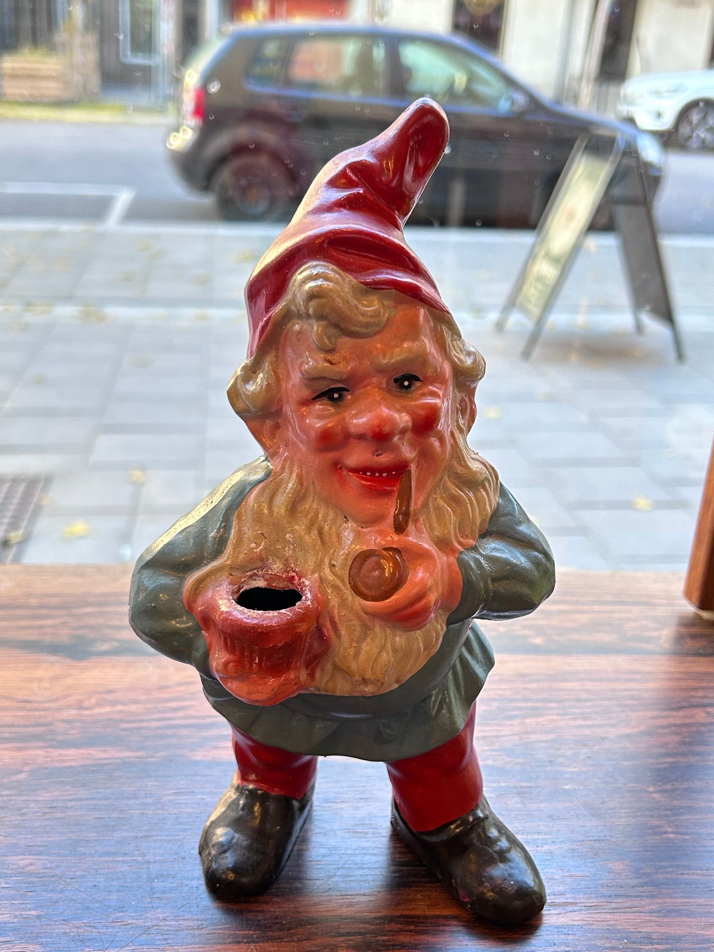 Äldre piprökande tomte med ljushållare