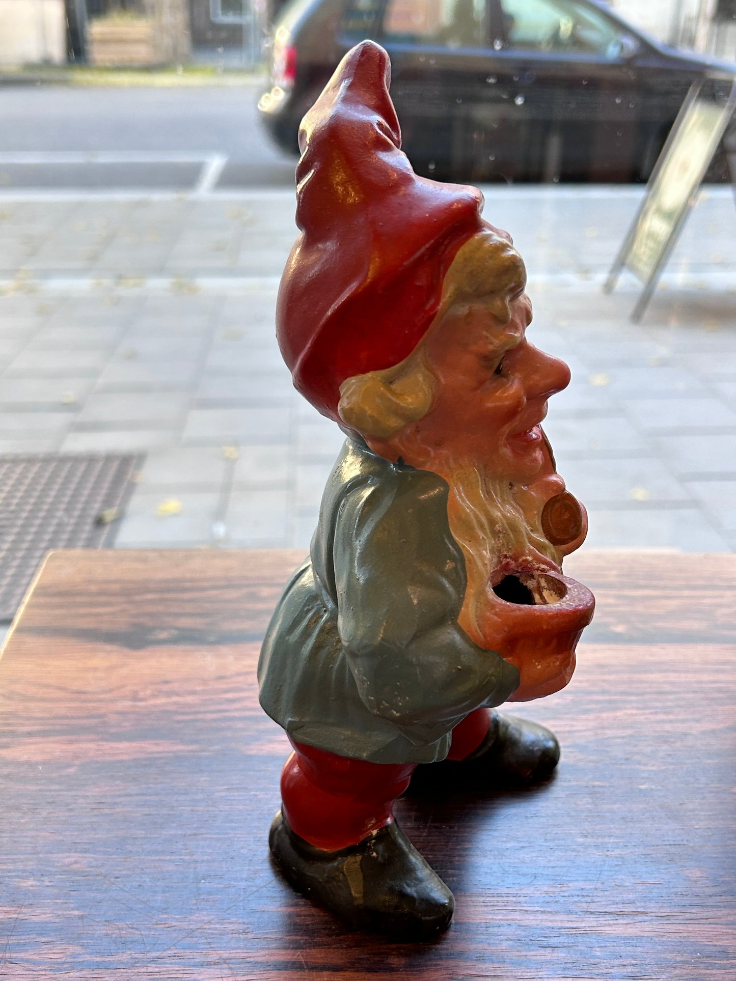 Äldre piprökande tomte med ljushållare