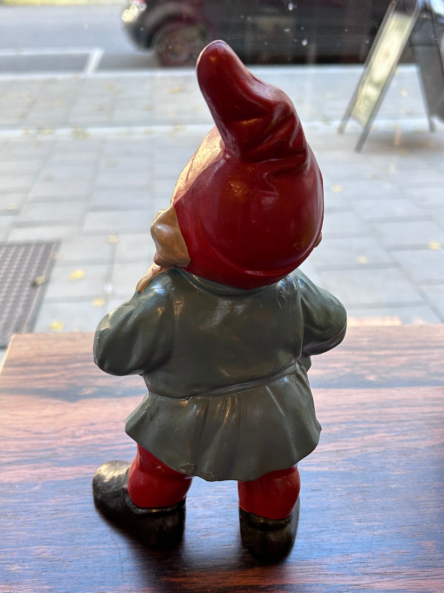 Äldre piprökande tomte med ljushållare