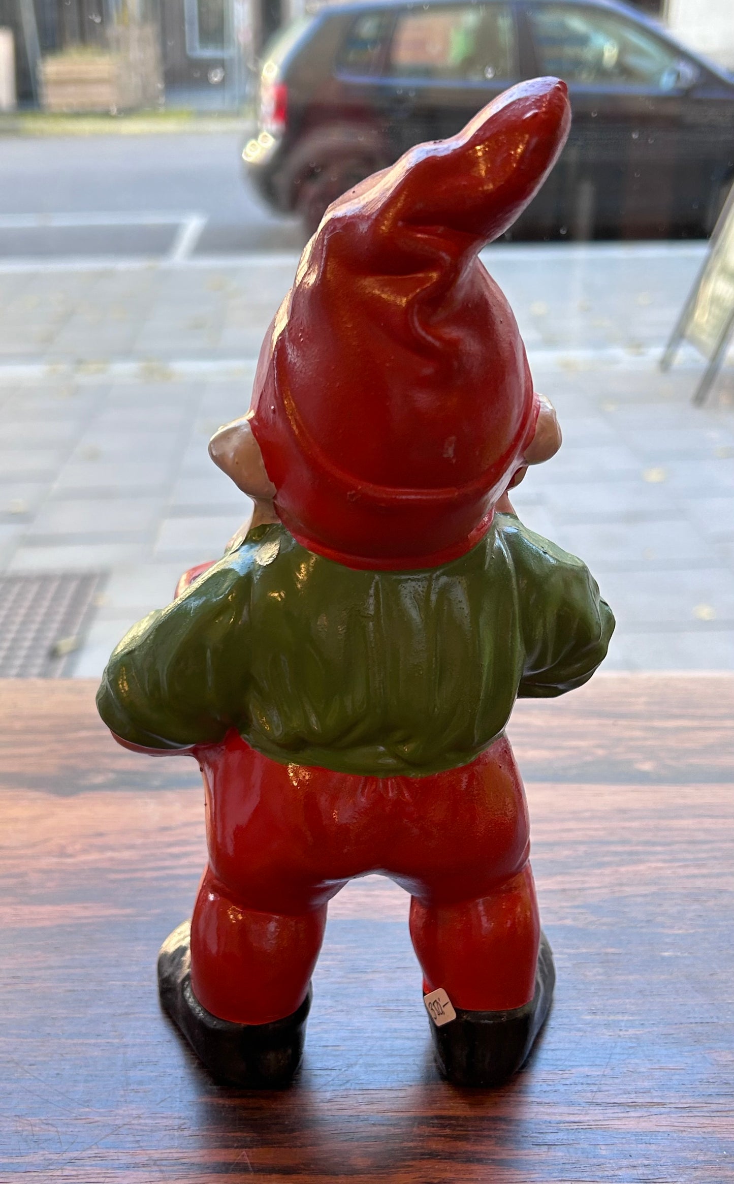 Äldre piprökande tomte med ljushållare, grön överkropp