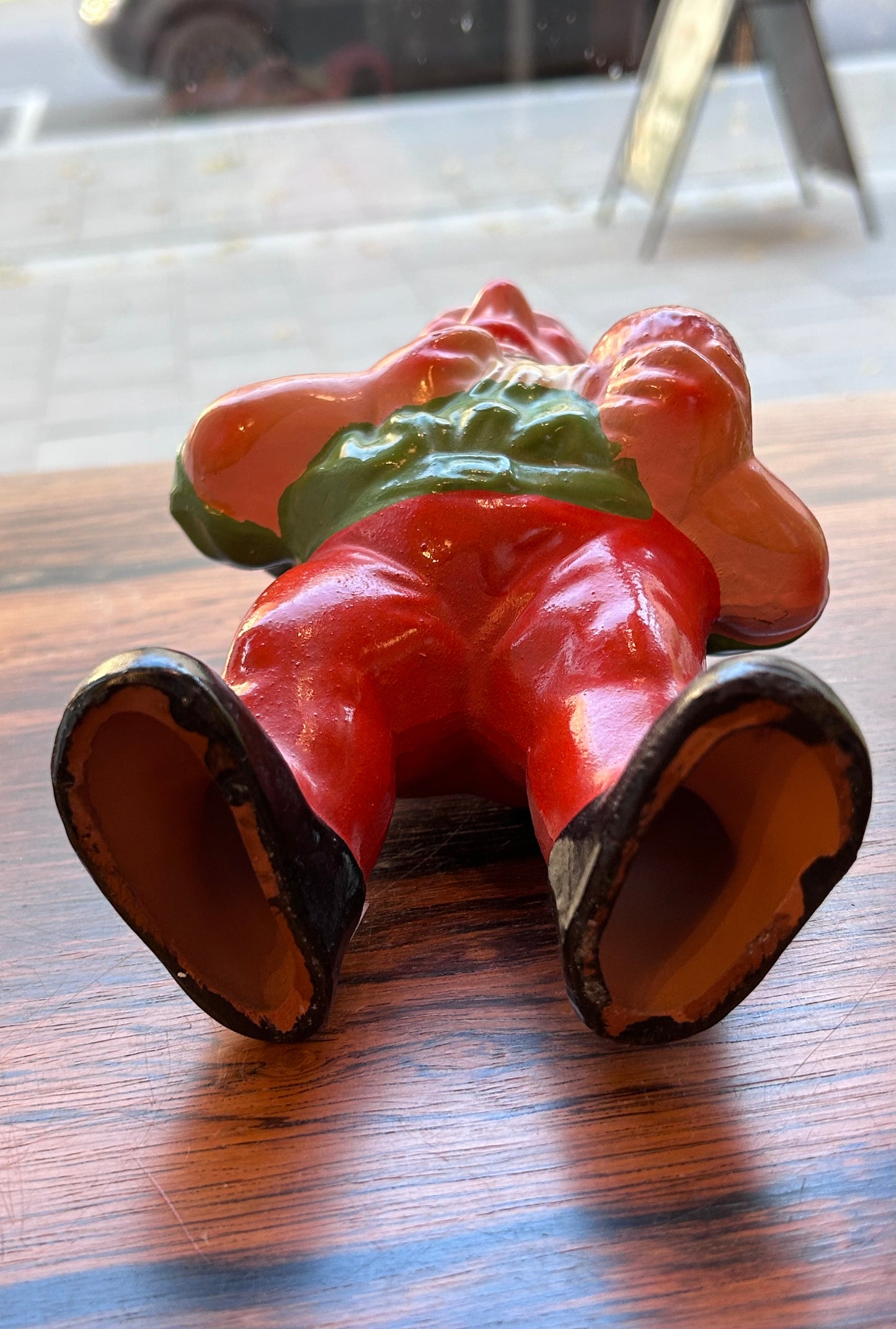 Äldre piprökande tomte med ljushållare, grön överkropp