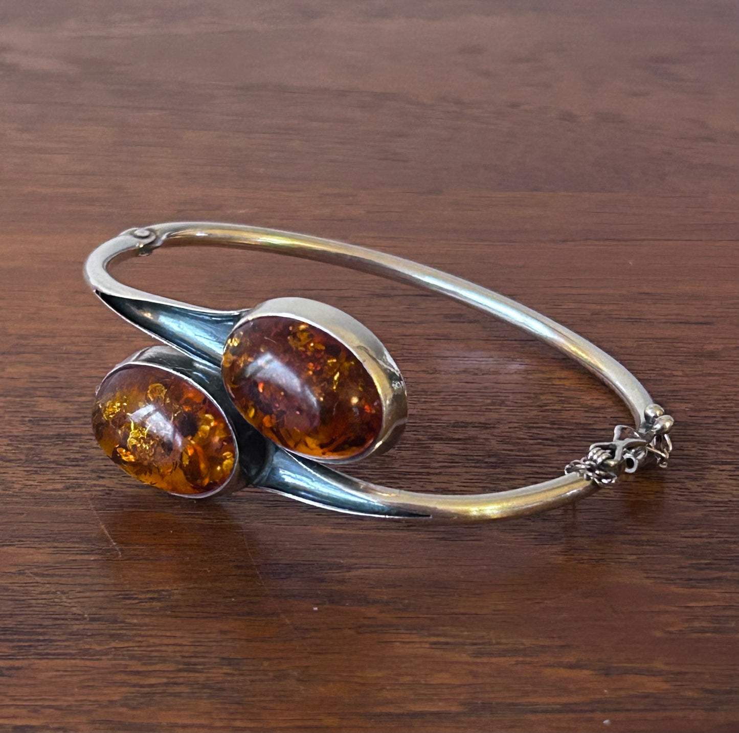 Armring med bärnsten  - Polen