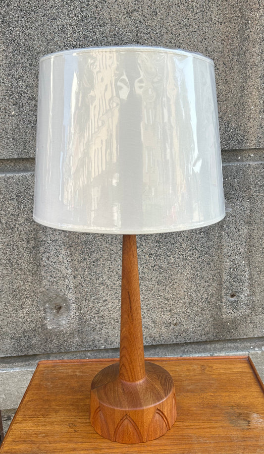 Bordslampa i Teak