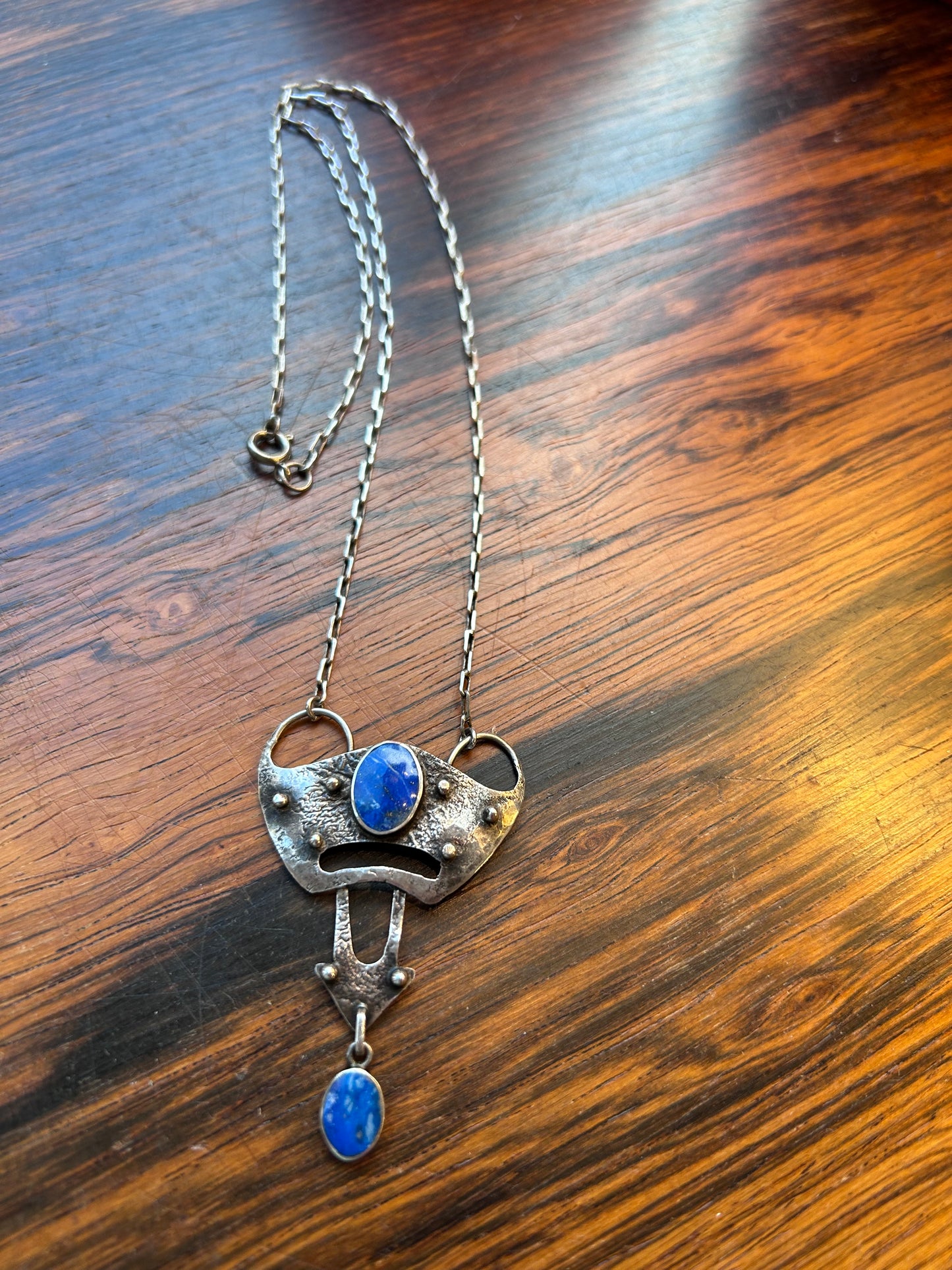 Jugend halsband - integrerat hänge med lapis lazuli