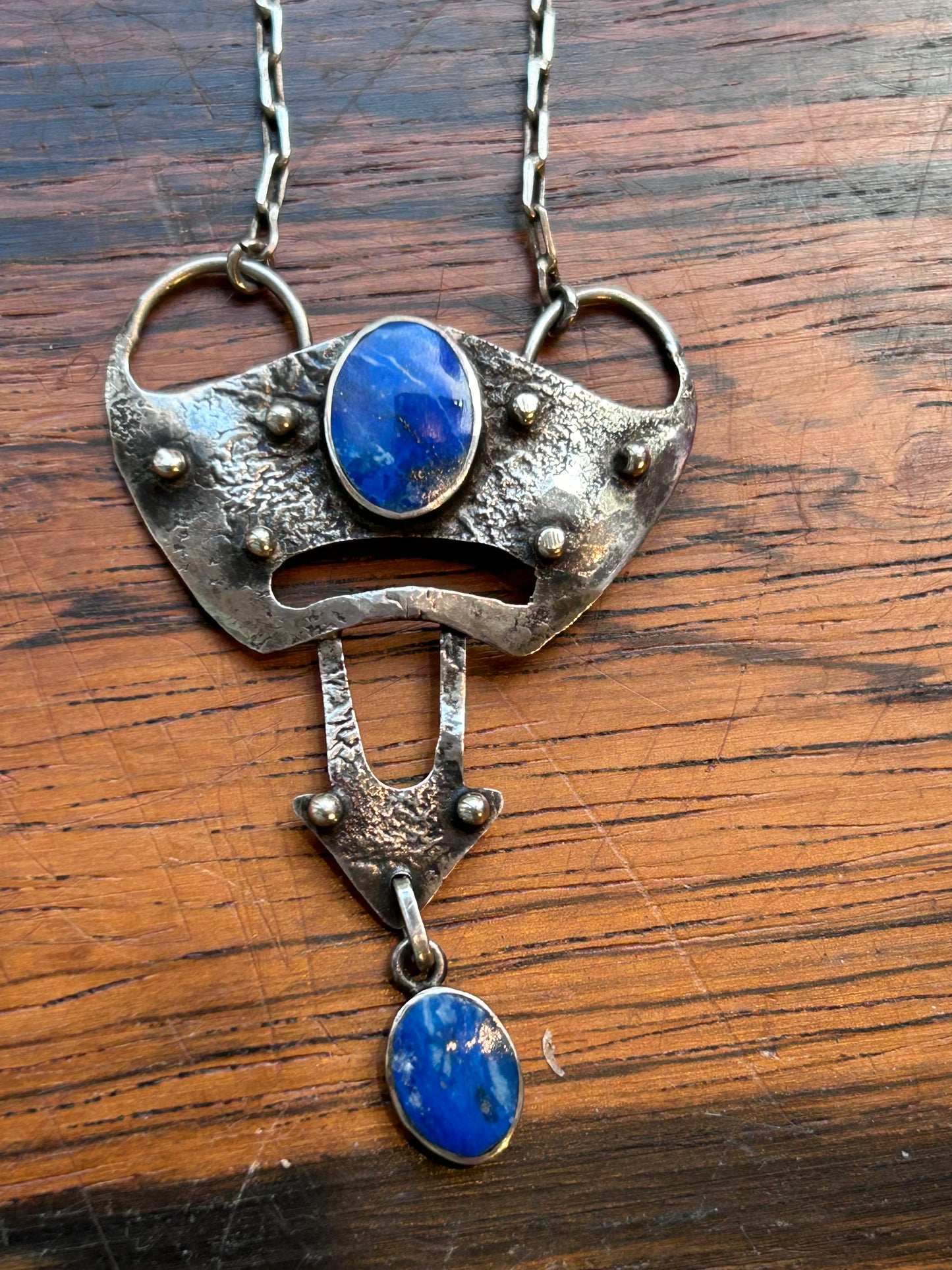 Jugend halsband - integrerat hänge med lapis lazuli