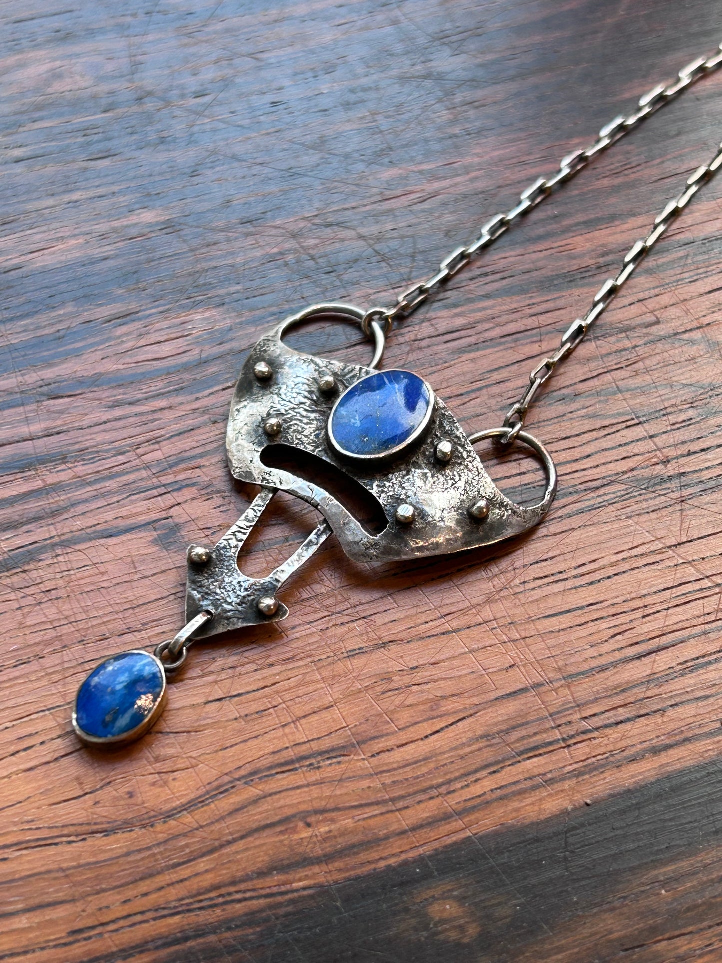 Jugend halsband - integrerat hänge med lapis lazuli