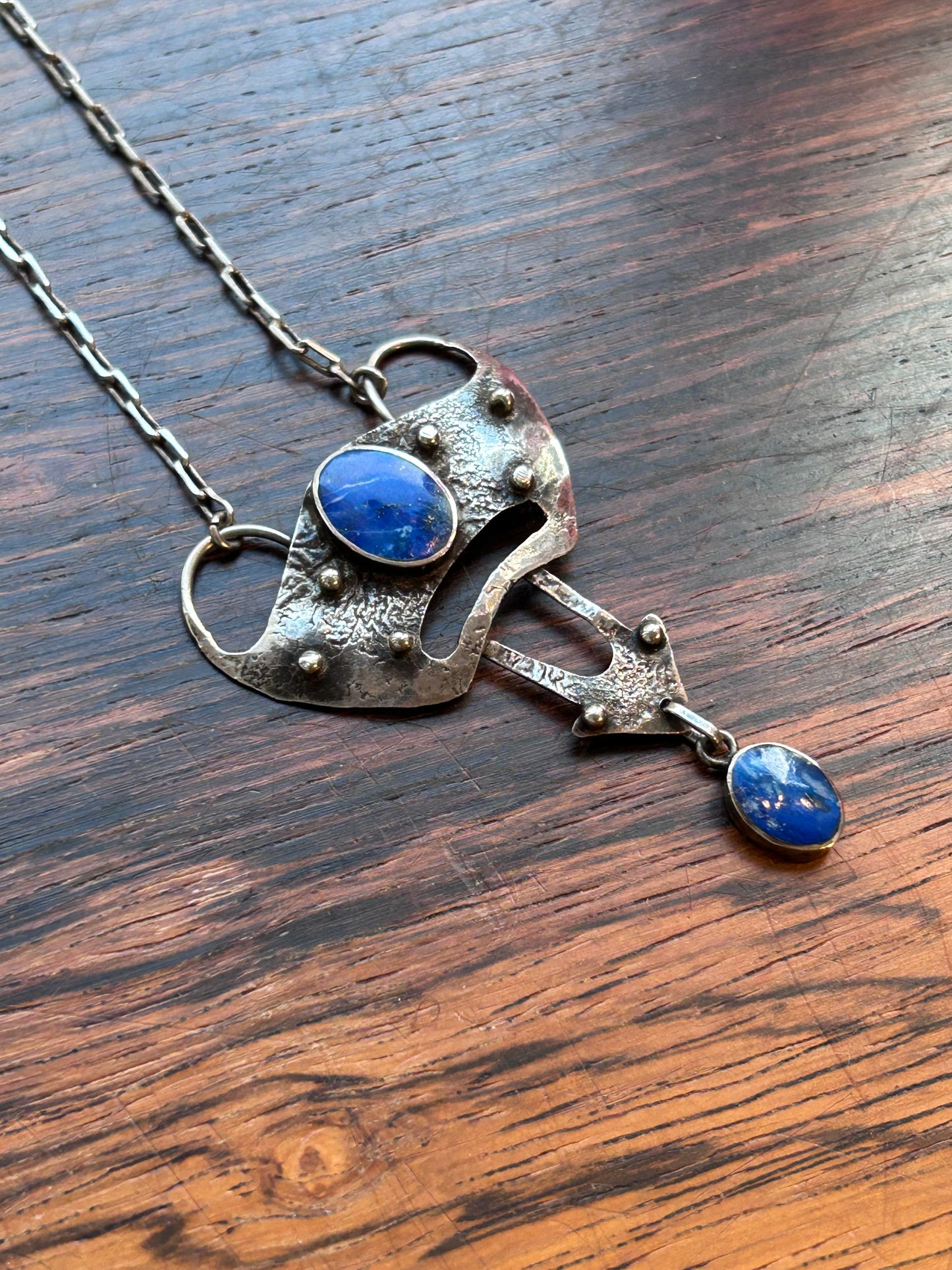 Jugend halsband - integrerat hänge med lapis lazuli