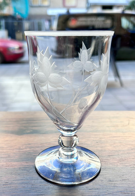Vinglas med etsad dekor av vinrankor - BG Glassliperi