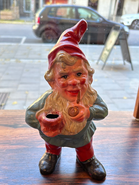 Äldre  piprökande  tomte med ljushållare