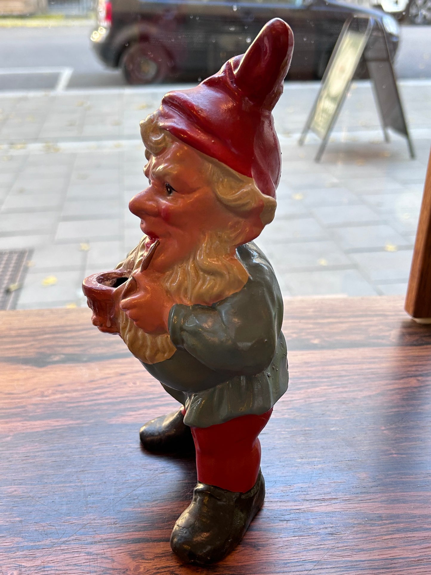 Äldre  piprökande  tomte med ljushållare