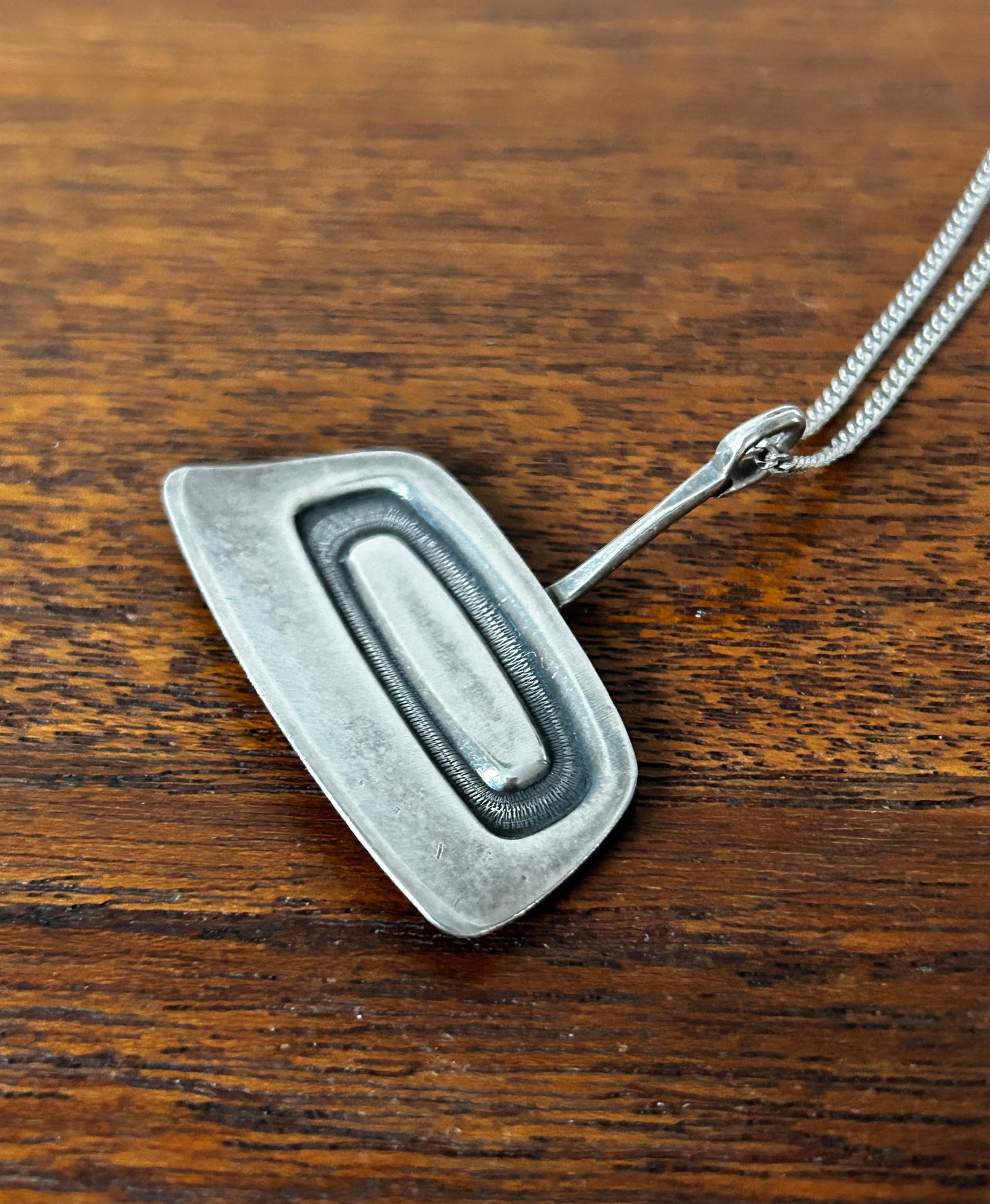 Modernistiskt hänge i Silver -  Rune Tennesmed