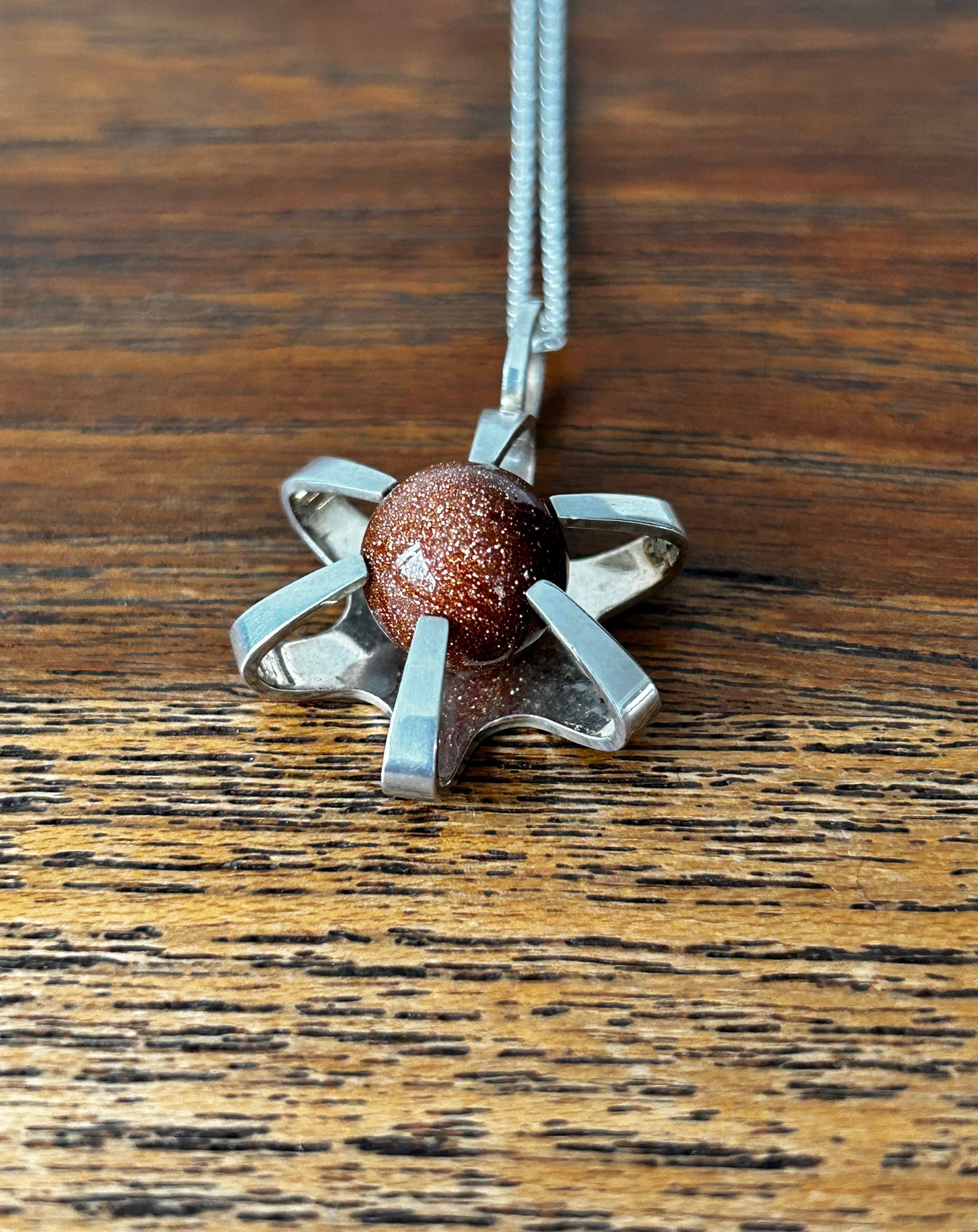 Hänge i silver med en guldsten - Kupittaan Kulta Finland