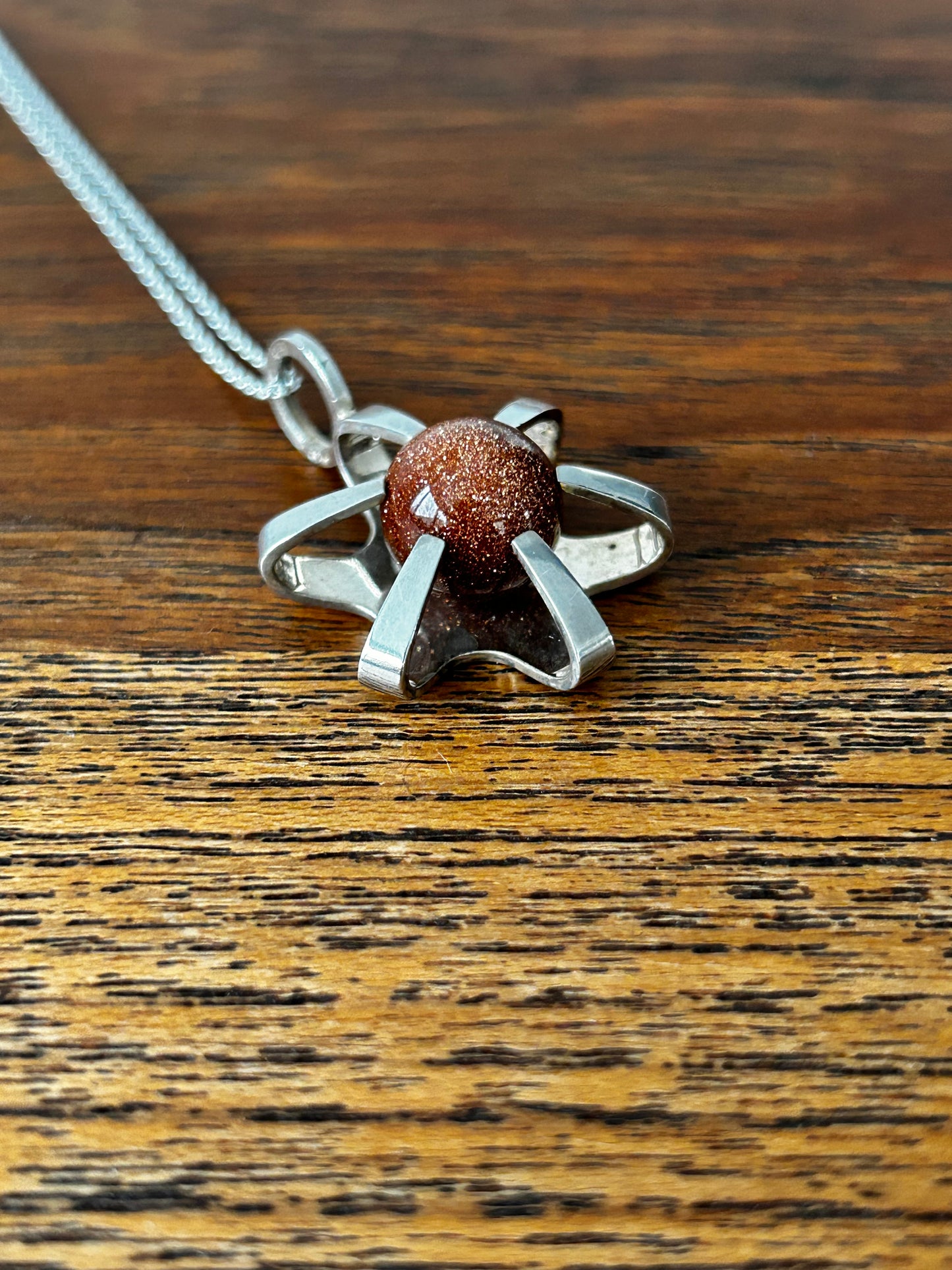 Hänge i silver med en guldsten - Kupittaan Kulta Finland