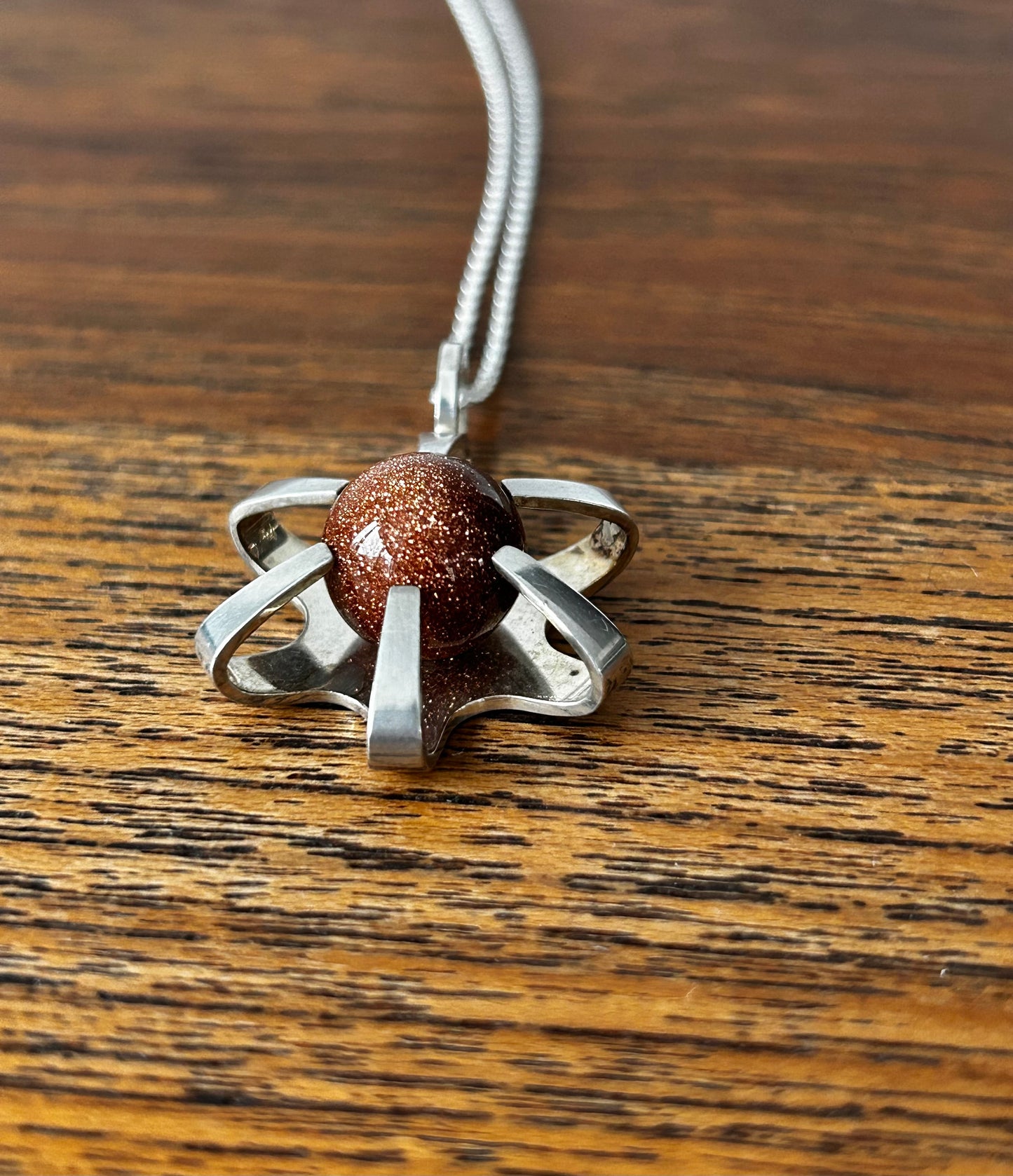 Hänge i silver med en guldsten - Kupittaan Kulta Finland