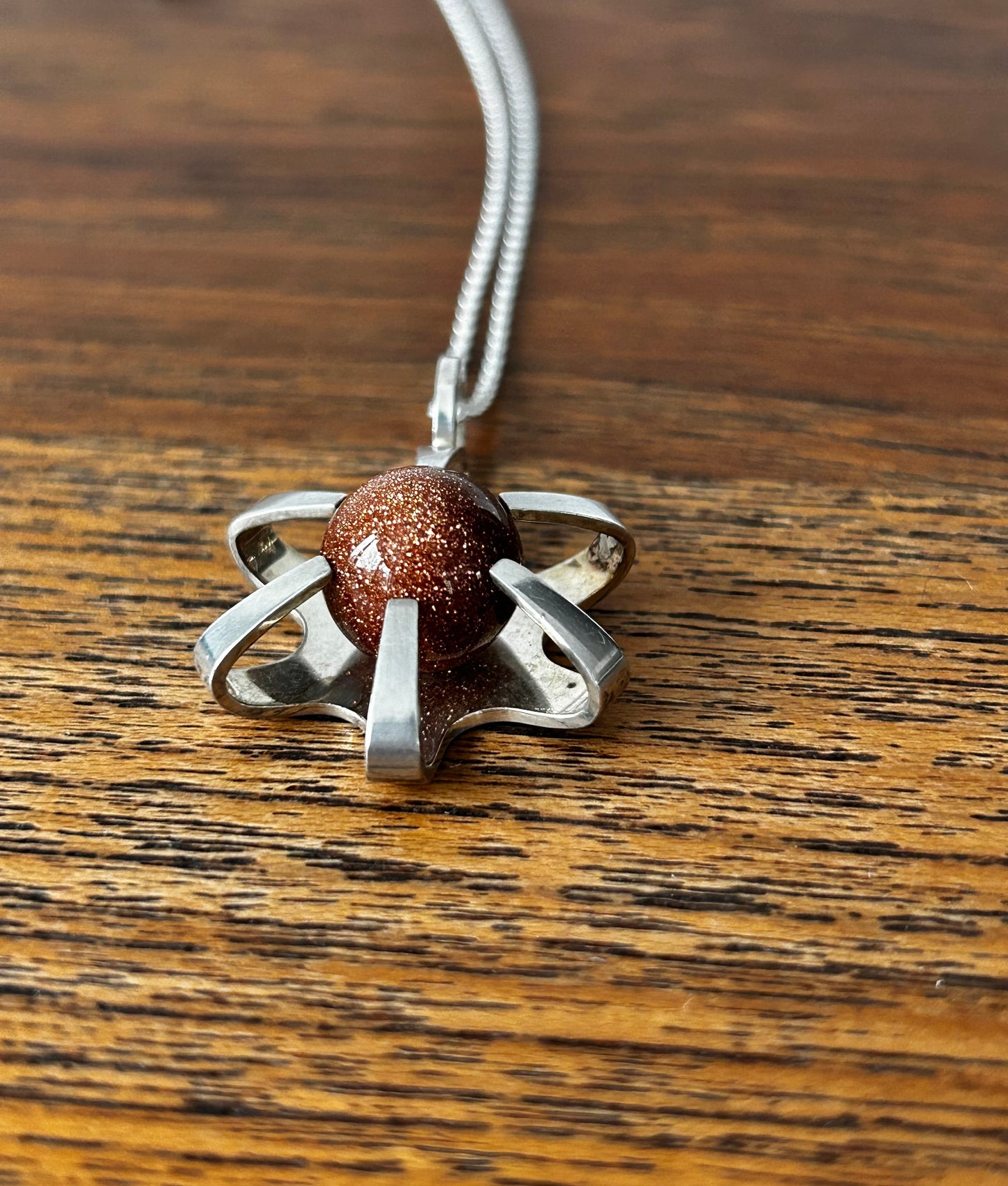 Hänge i silver med en guldsten - Kupittaan Kulta Finland