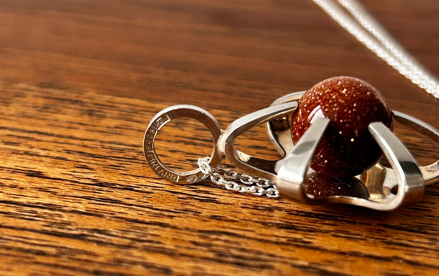 Hänge i silver med en guldsten - Kupittaan Kulta Finland