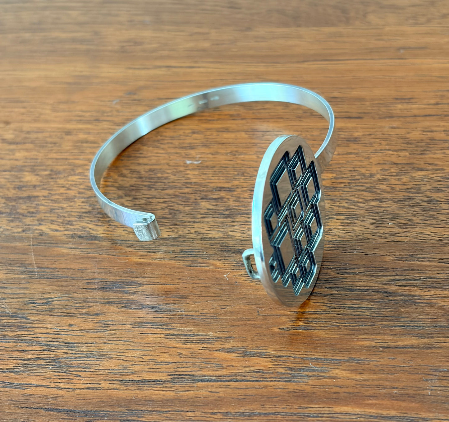 Stelt silverarmband grafiskt mönster - Andreas Daub, Tyskland