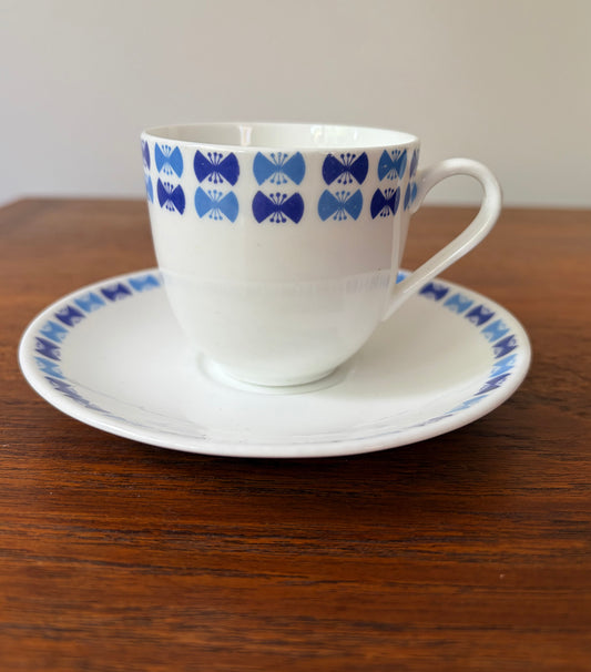 Gustavsbergs porslinsfabrik - Karin Björquist, Blåvinge - kaffekopp med fat