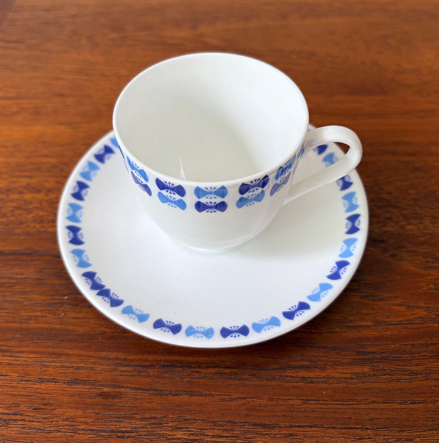 Gustavsbergs porslinsfabrik - Karin Björquist, Blåvinge - kaffekopp med fat