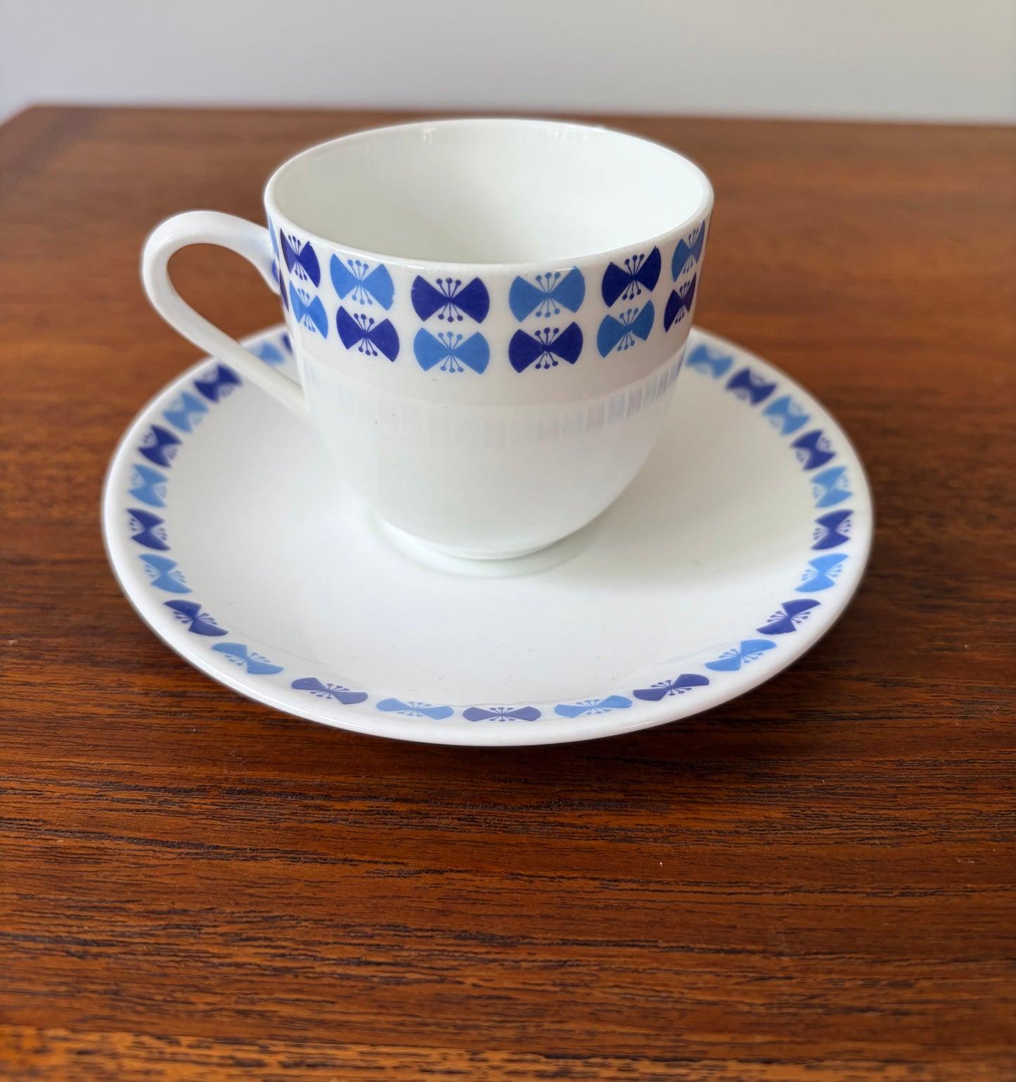 Gustavsbergs porslinsfabrik - Karin Björquist, Blåvinge - kaffekopp med fat