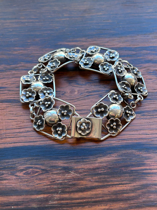 Silver bracelet with floral motifs  - Gussi Jewellery 1948