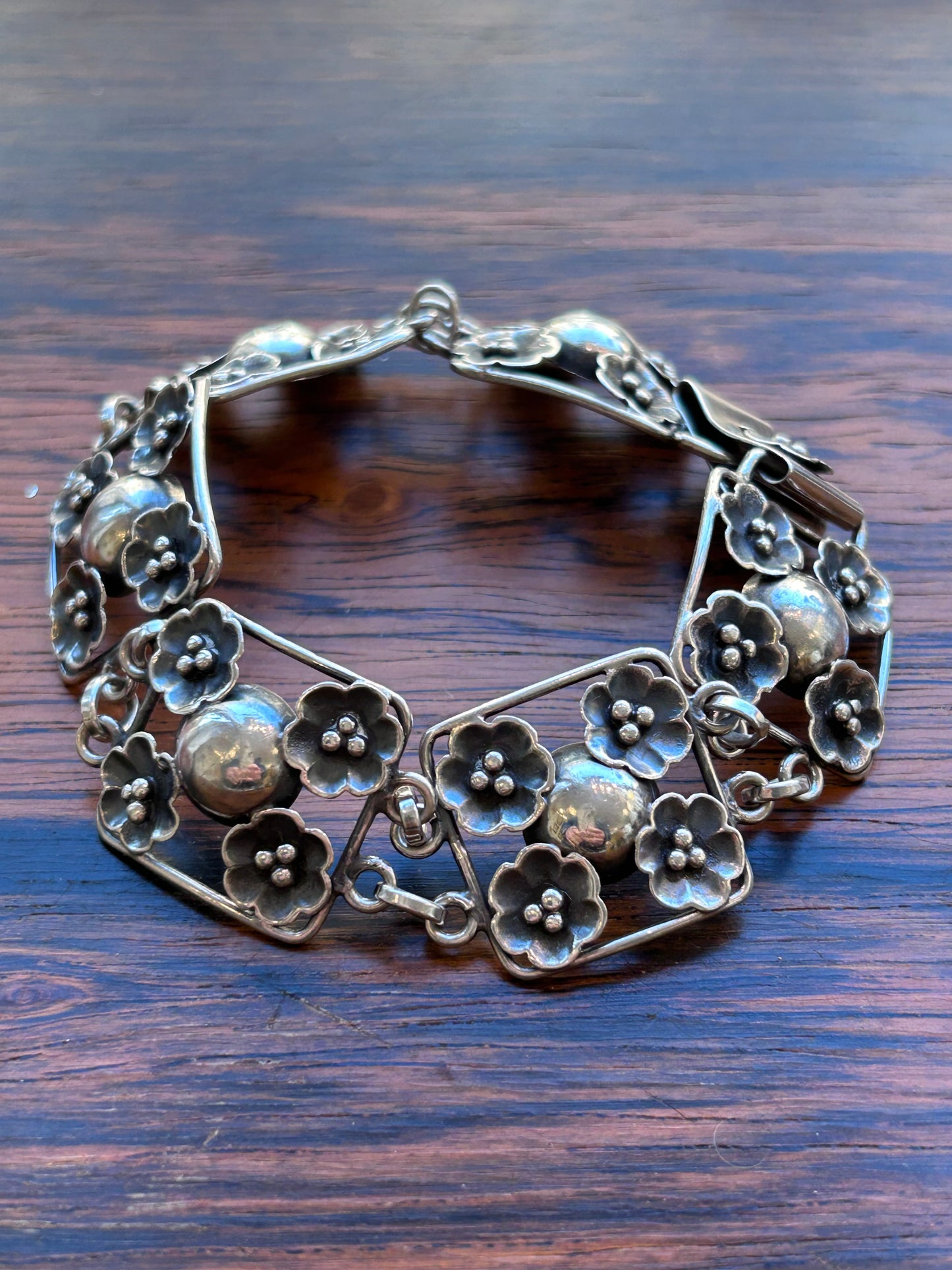 Silver bracelet with floral motifs  - Gussi Jewellery 1948